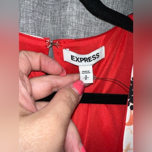 Express Red Floral Long Sleeve Romper Size Small NWT - Picture 5 of 8